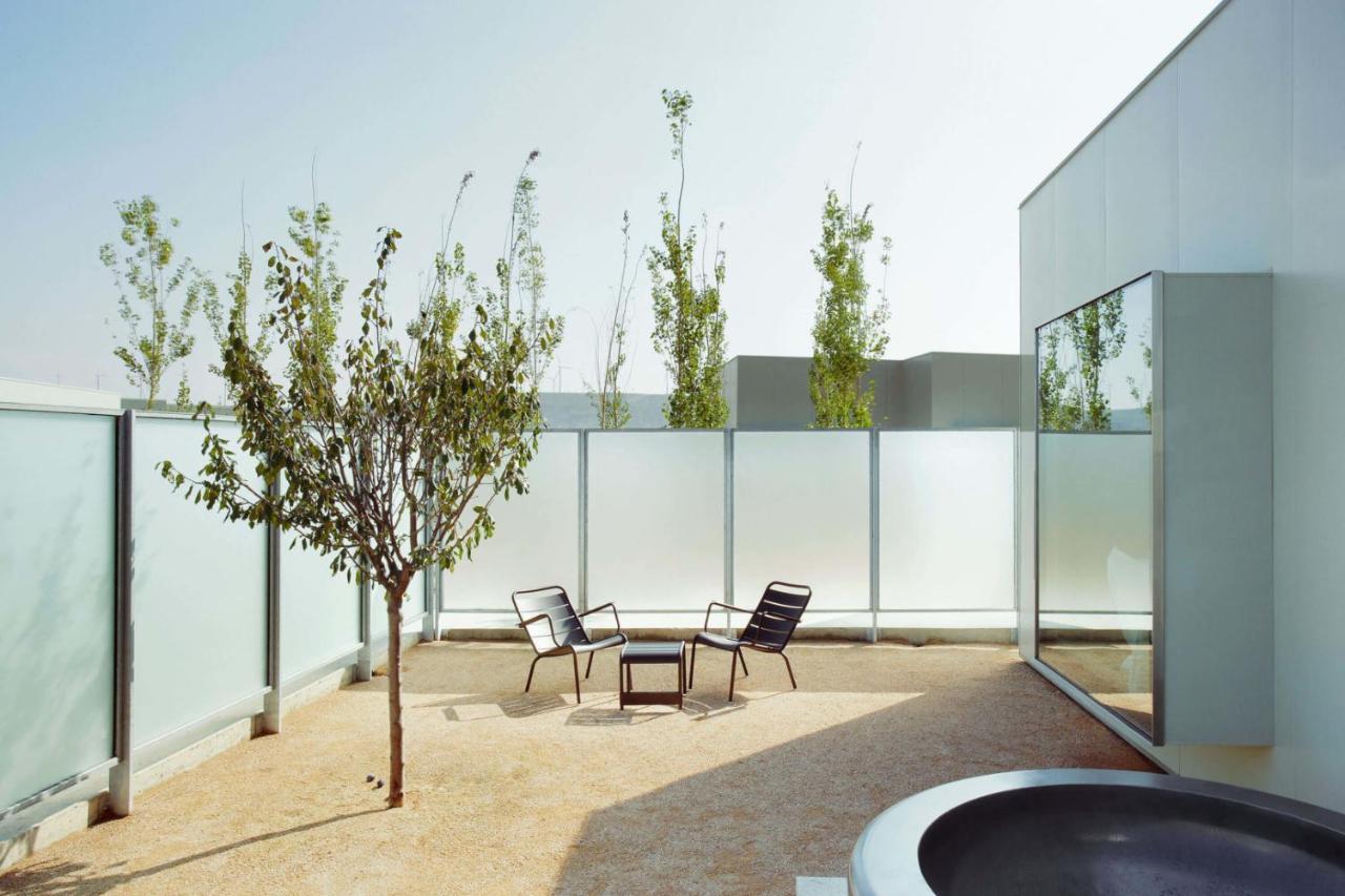 Cubo con bañera exterior y patio privado,1610830443:JPEG