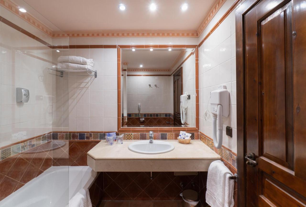 Double or Twin Room with Partial Sea View,1019760976:JPEG