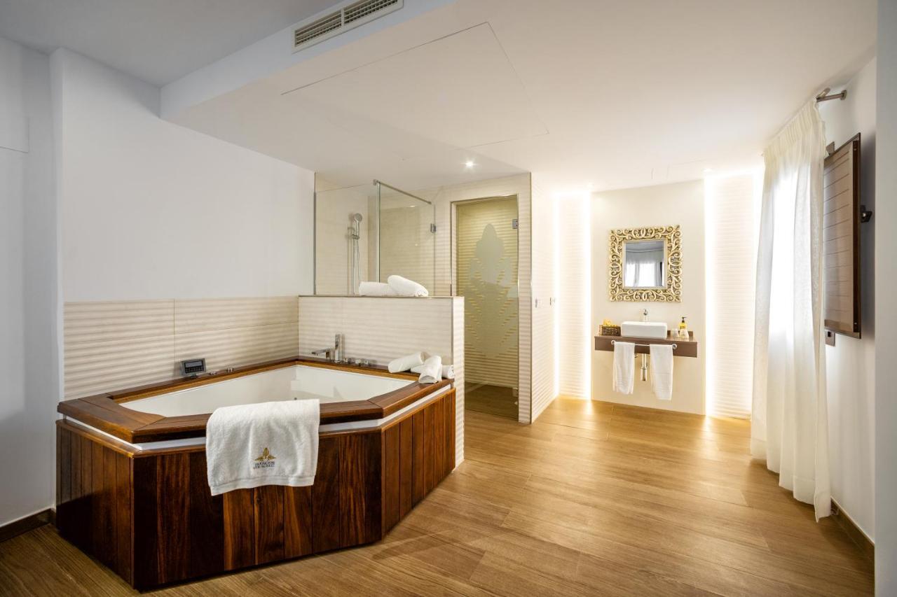 Deluxe Suite Spa Bath