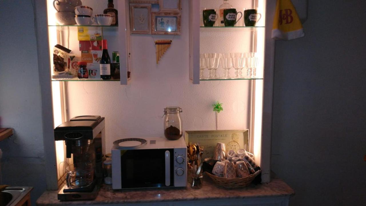 Cama en dormitorio masculino compartido