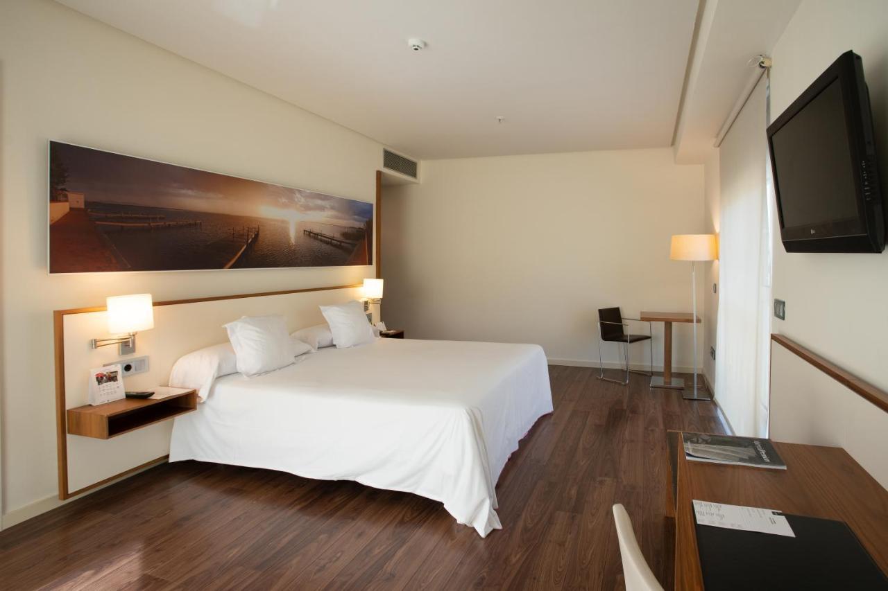 Quarto com Cama Queen-size e Vista da Piscina