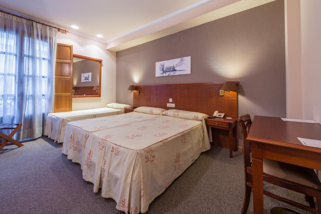 Camera Matrimoniale/Doppia con Letti Singoli con Letto Supplementare