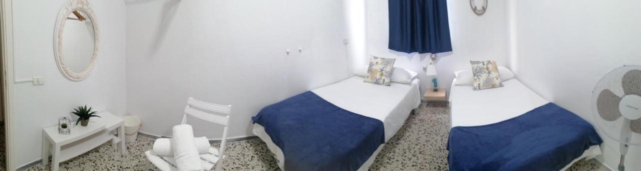 Camera Doppia con Letti Singoli e Bagno in Comune