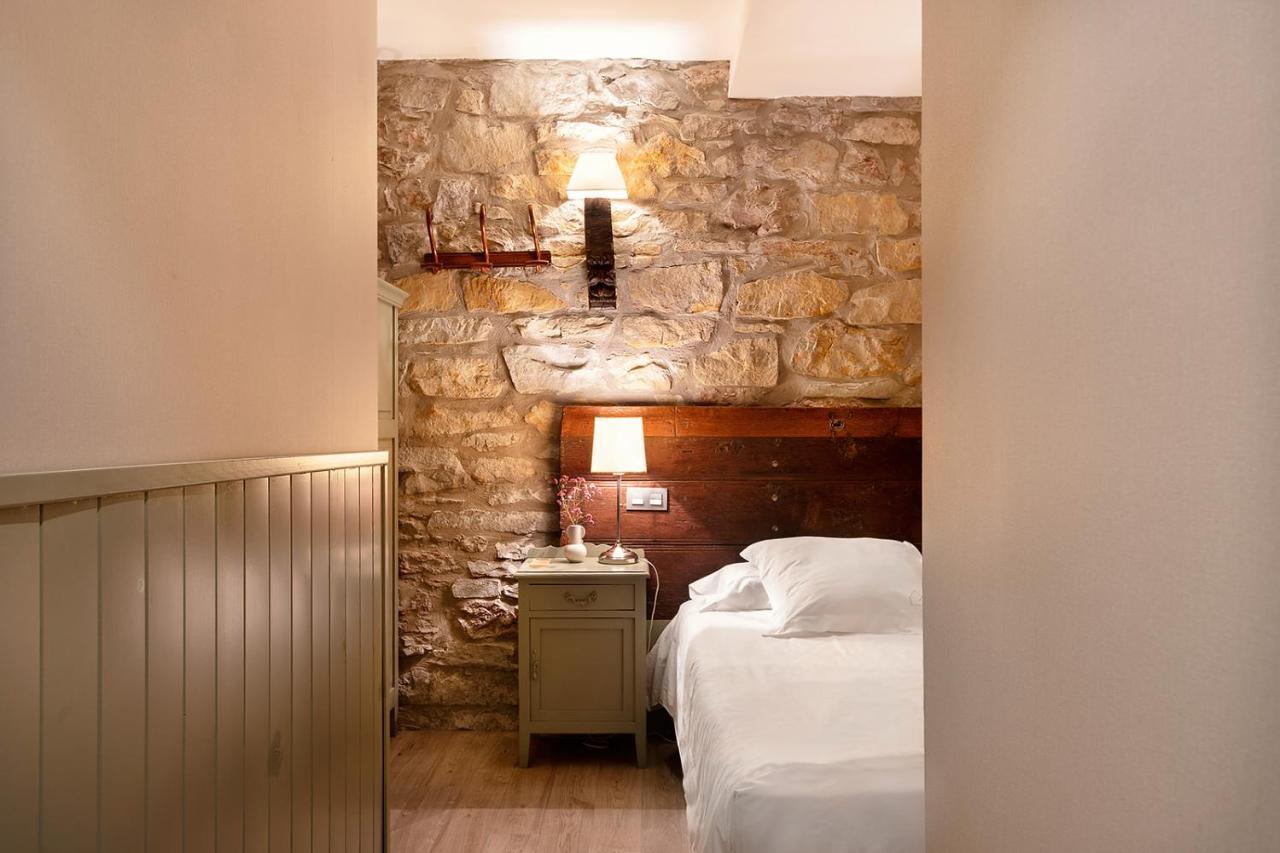 Single Room Interior,1116980874:JPEG