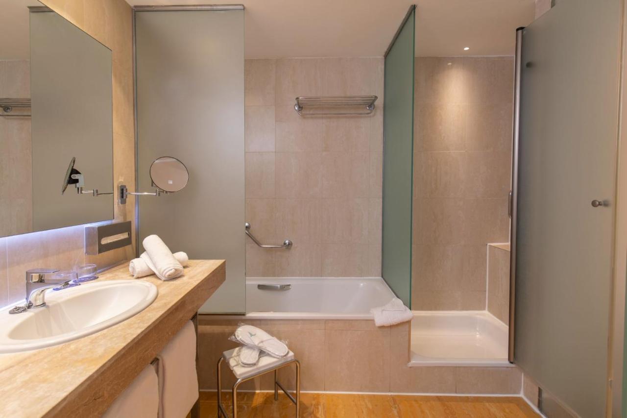 Corner Double Room (3 Adults)