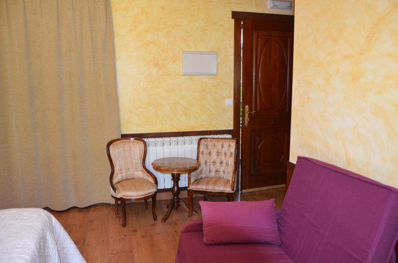 Habitación con cama grande y vistas al jardín