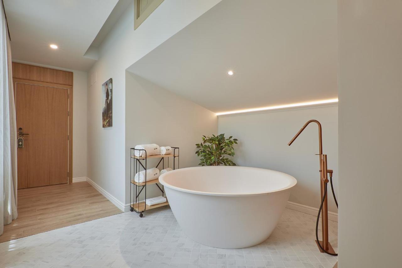 Junior Suite with Bathtub,1327754354:JPEG