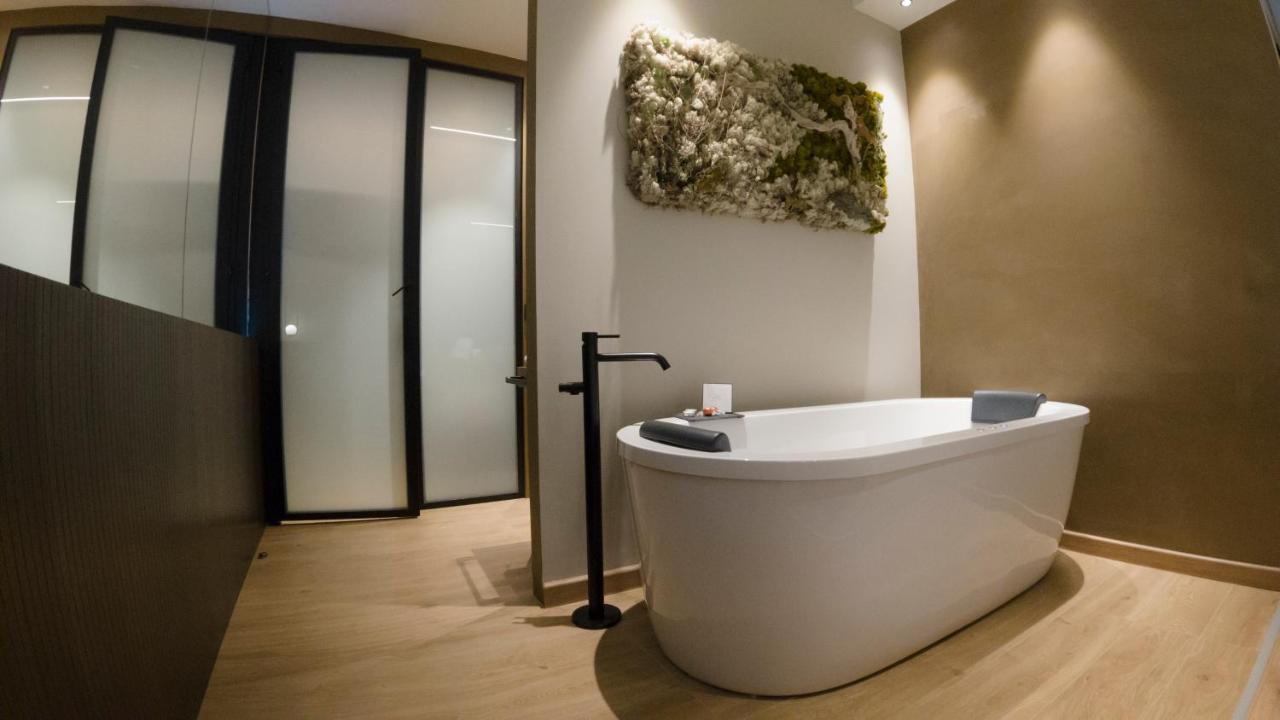 King Suite Spa Bath 2