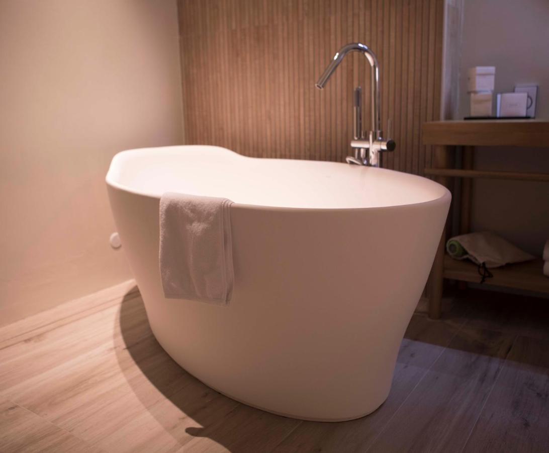 Deluxe King Suite 1
