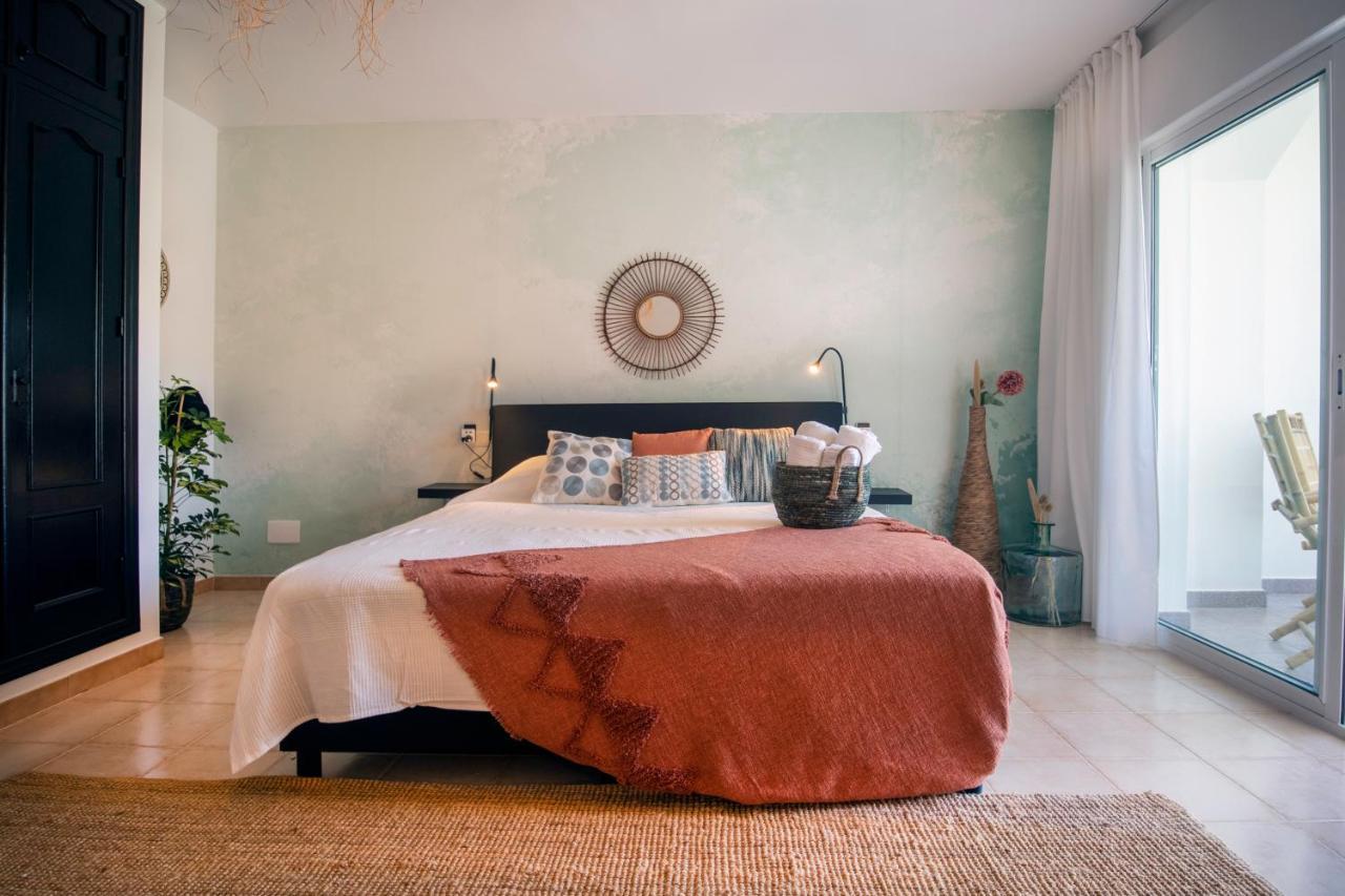Habitación con cama extragrande y balcón