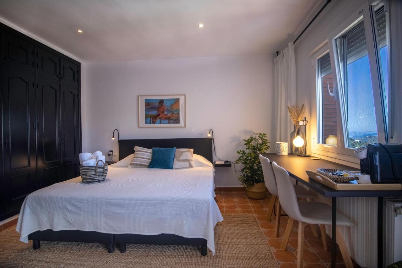 Habitación con cama extragrande y balcón