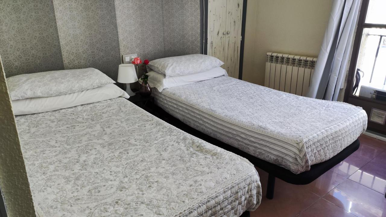 Quarto com 2 Camas de Solteiro