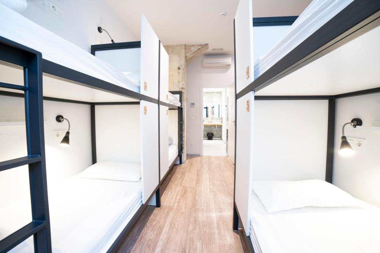 Bed in Slaapzaal met 8 Bedden en Eigen Badkamer