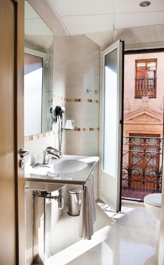 Habitación con cama grande y balcón