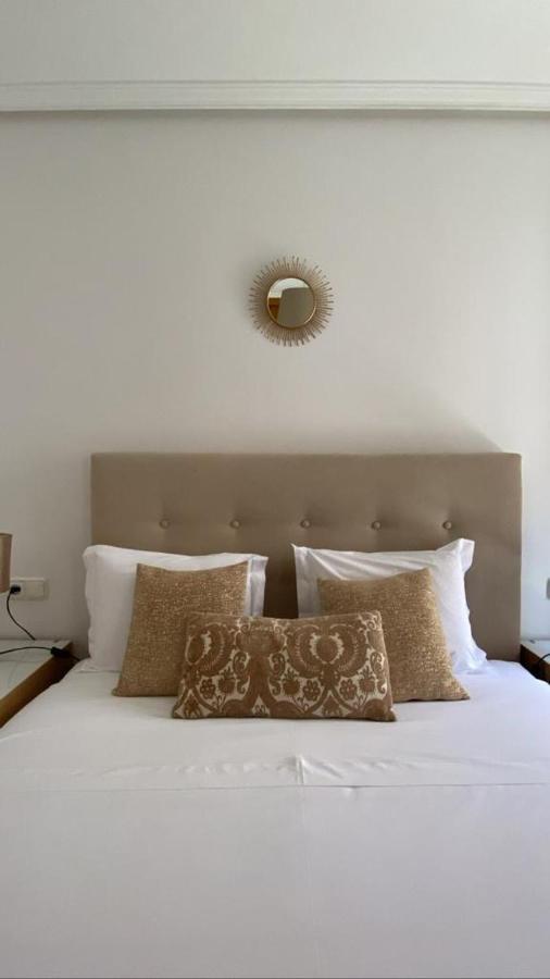 Habitación con cama grande y balcón