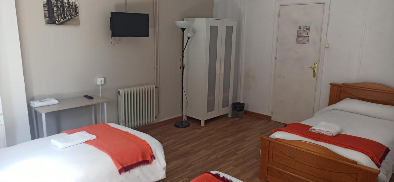 Basic Driepersoonskamer met Gedeelde Badkamer