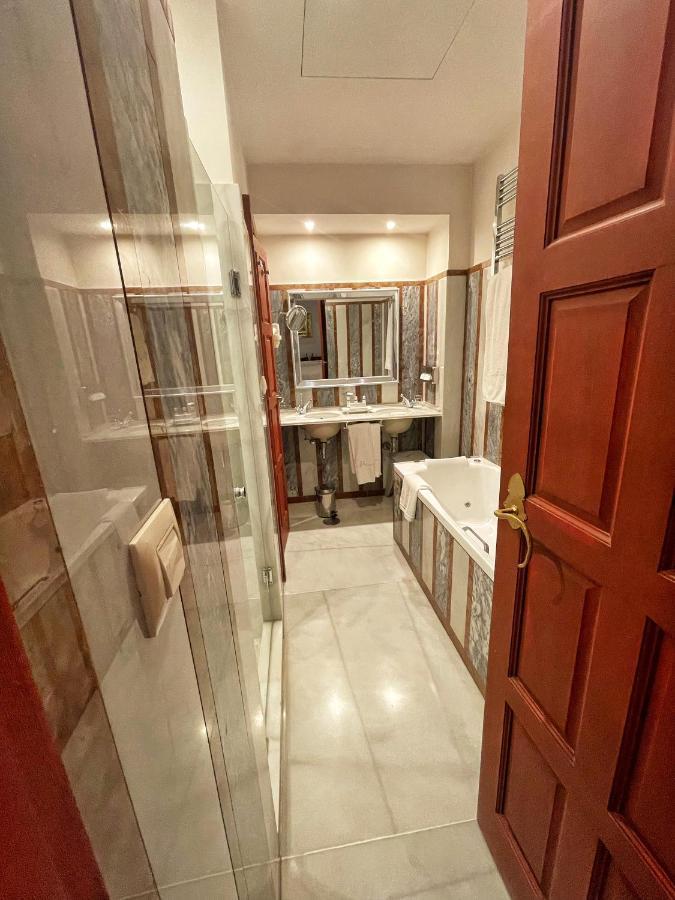 Classic Double or Twin Spa Bath