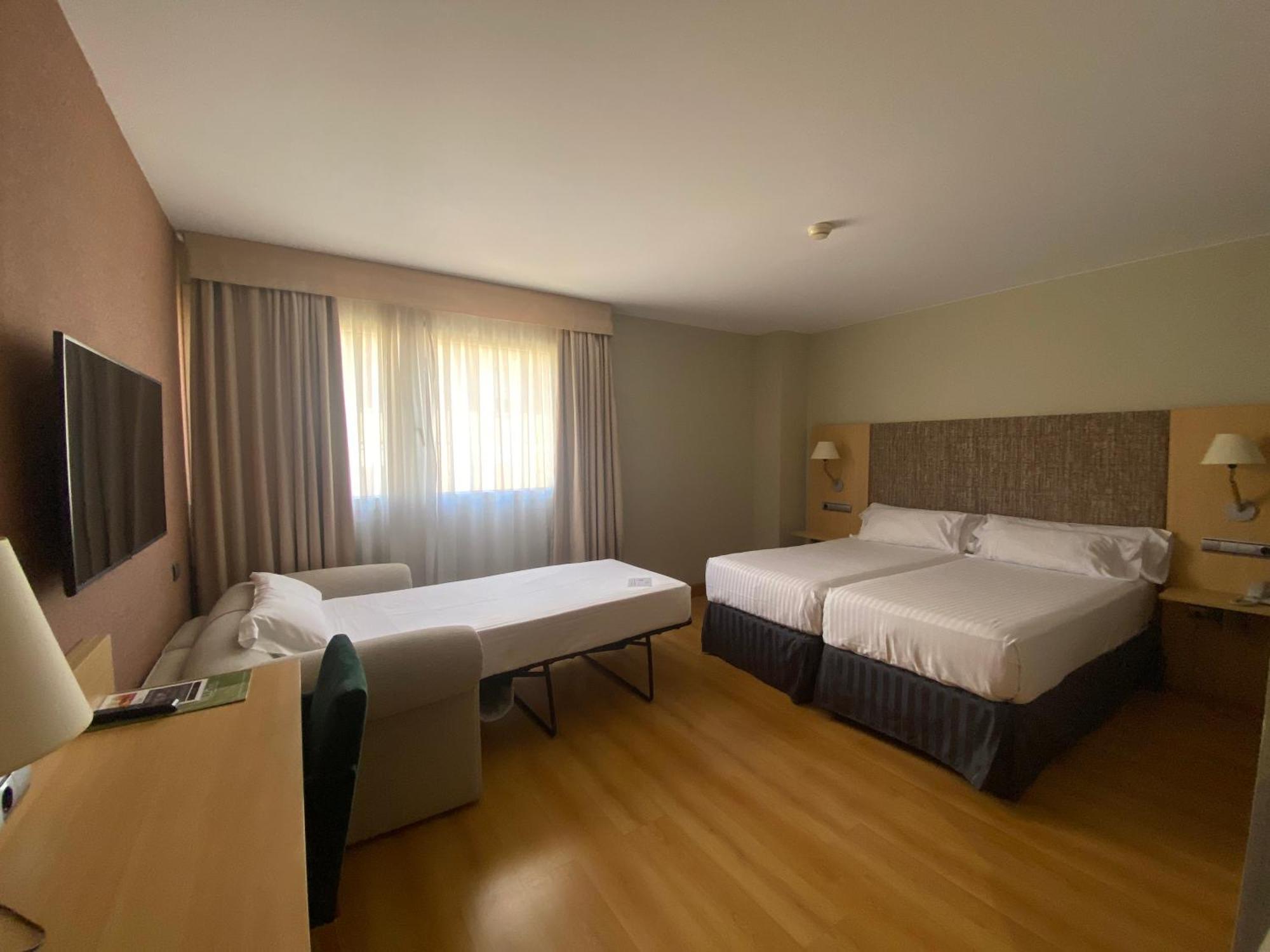 Triple Room (Twin beds + Sofa Bed),1207709548:JPEG