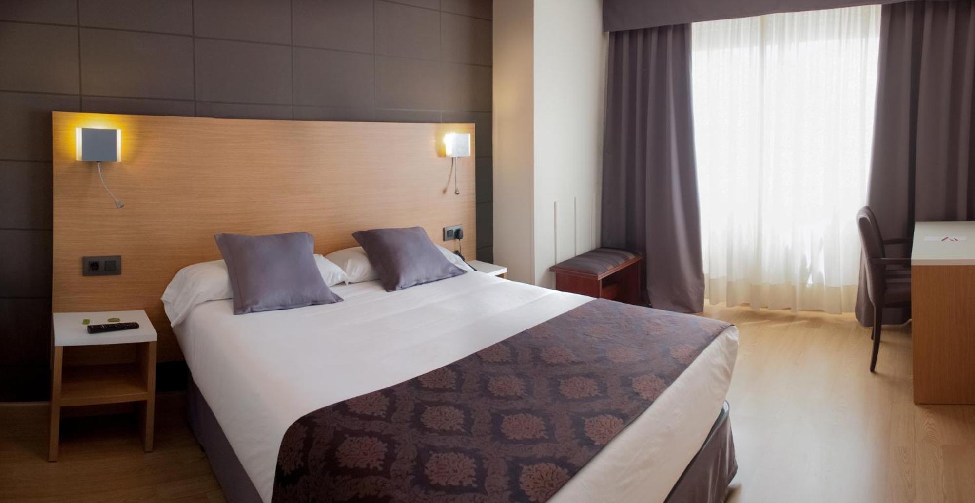 Quarto com Cama de Casal ou 2 de Solteiro