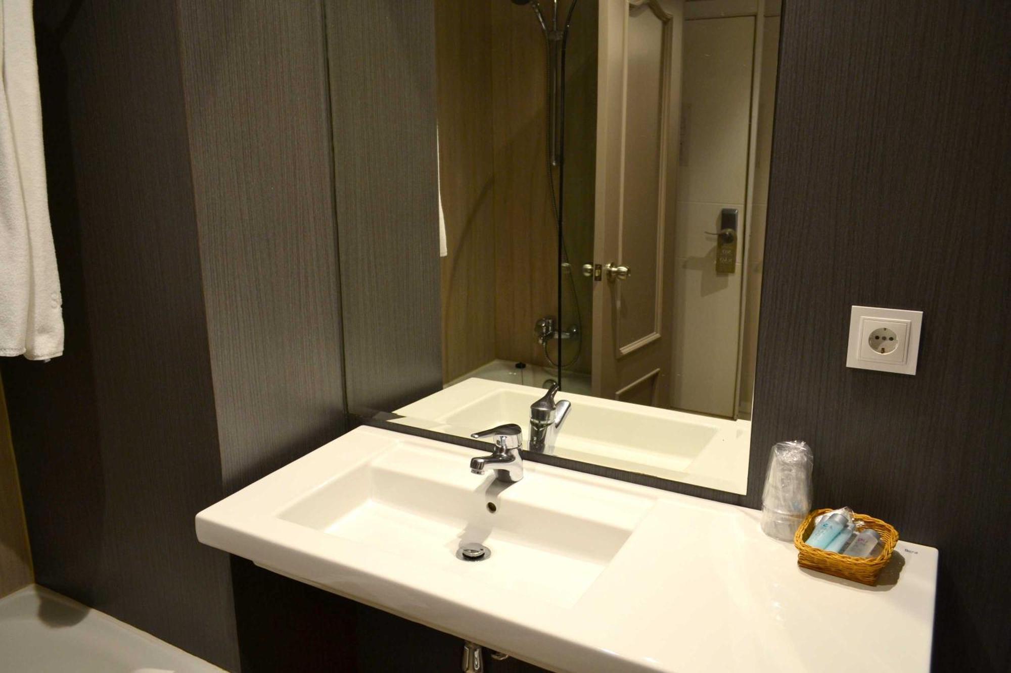 Twin Room with Extra Bed (3 Adults)