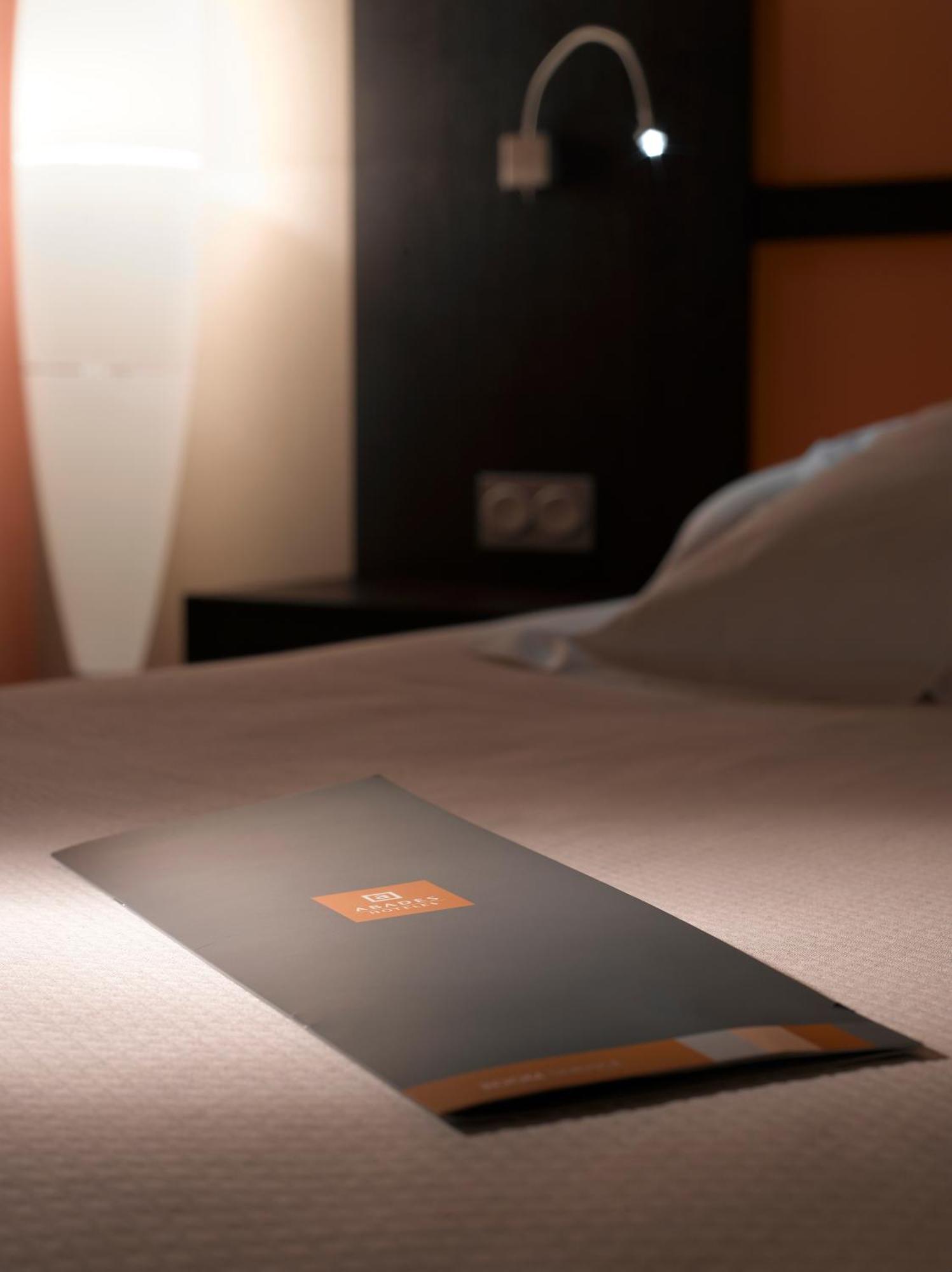 Tweepersoonskamer met 2 Aparte Bedden en een Extra Bed (2 Volwassenen + 1 Kind)