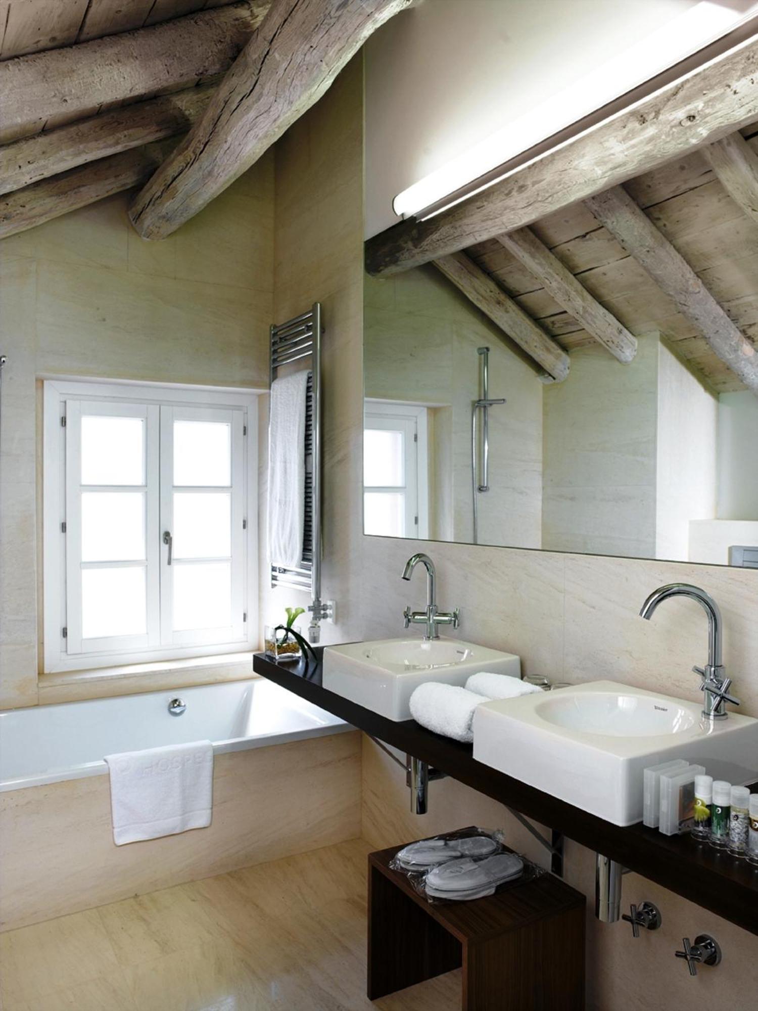 Deluxe Double or Twin Room Lake View
