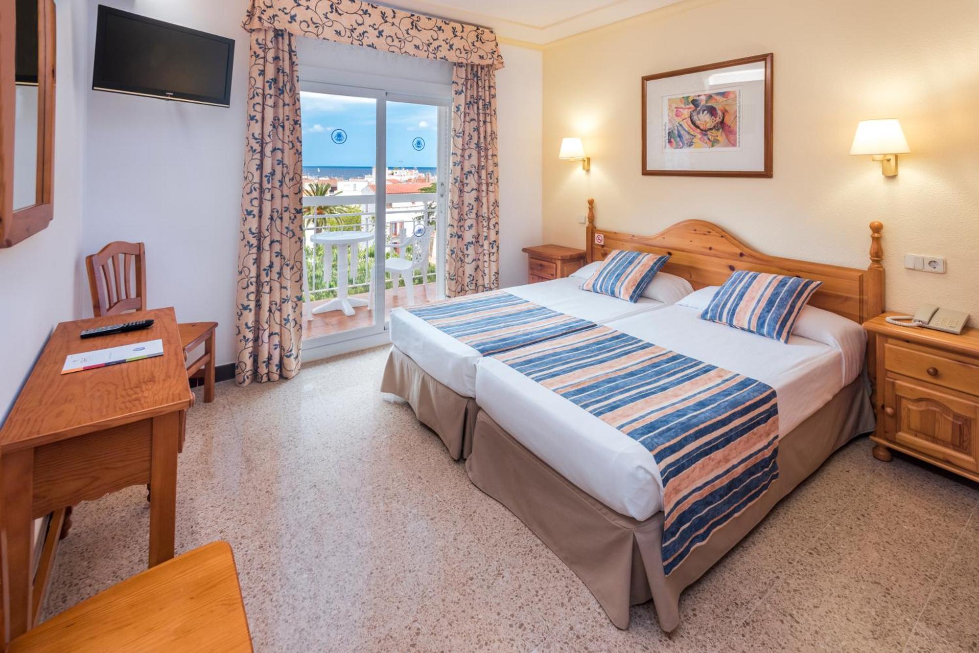 Chambre Double ou Lits Jumeaux avec Balcon - Vue sur Piscine