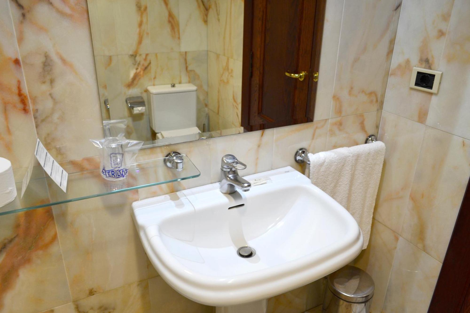 Single Room,989165809:JPEG