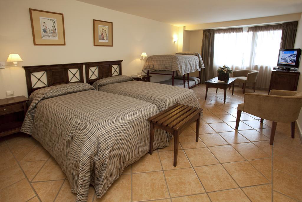Quarto Familiar (3 Adultos + 1 Criança)