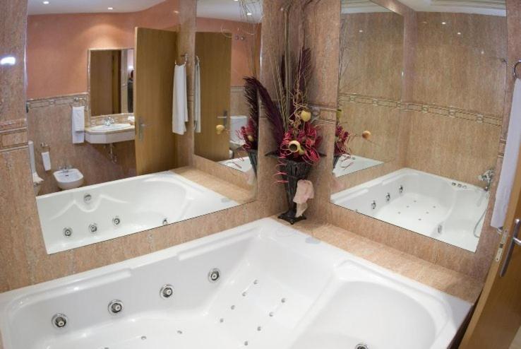 Suite Spa Bath,12307301:JPEG