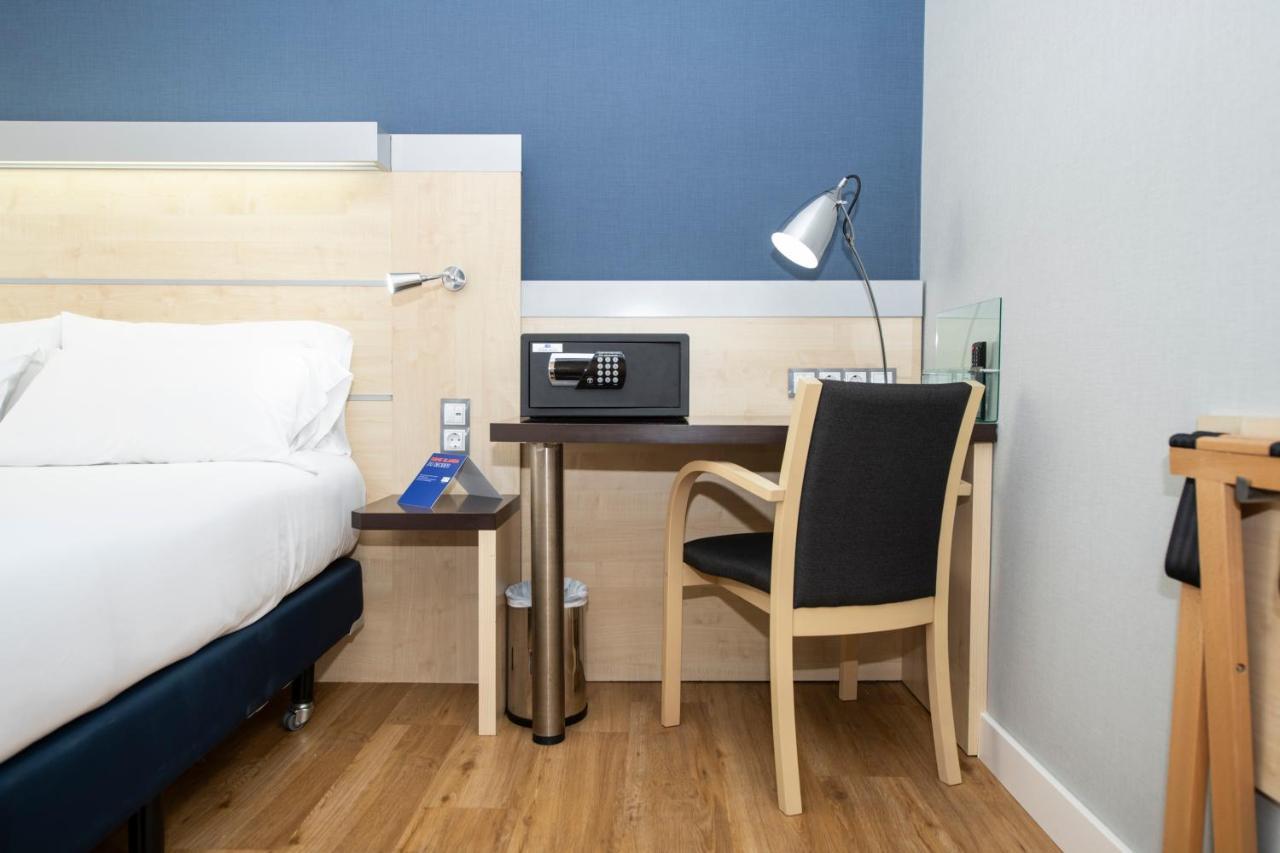 Standard Queen Room Accessible