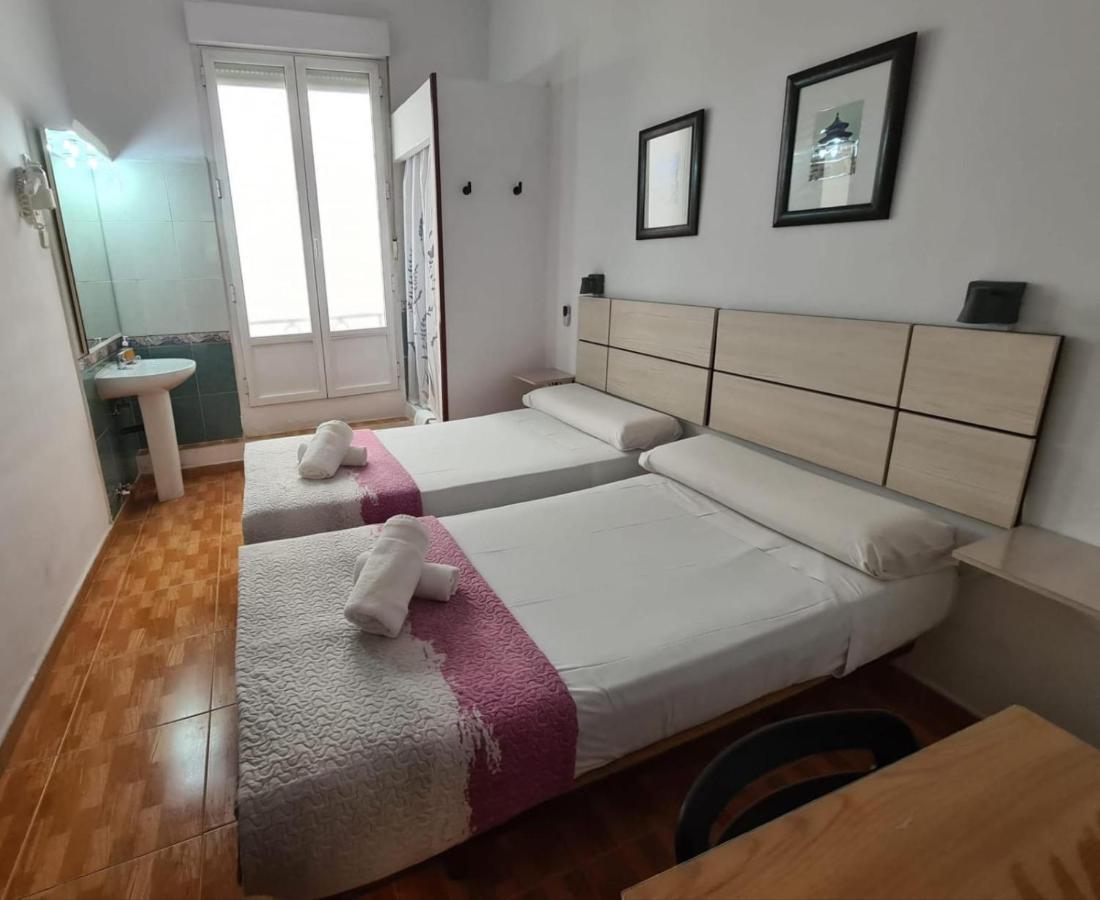 Tweepersoonskamer met 2 Aparte Bedden en Gedeelde Badkamer