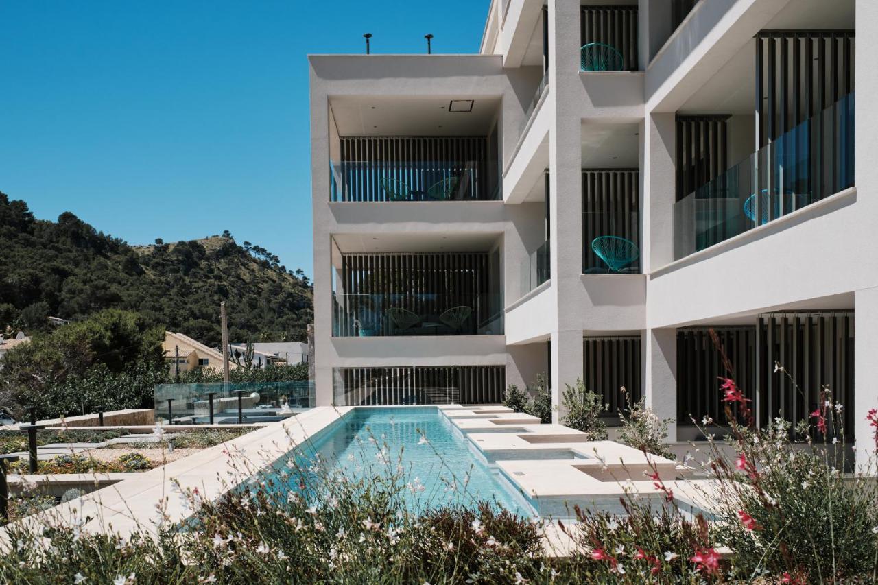 Privilege Room Shared Swim Up Pool Side Sea View