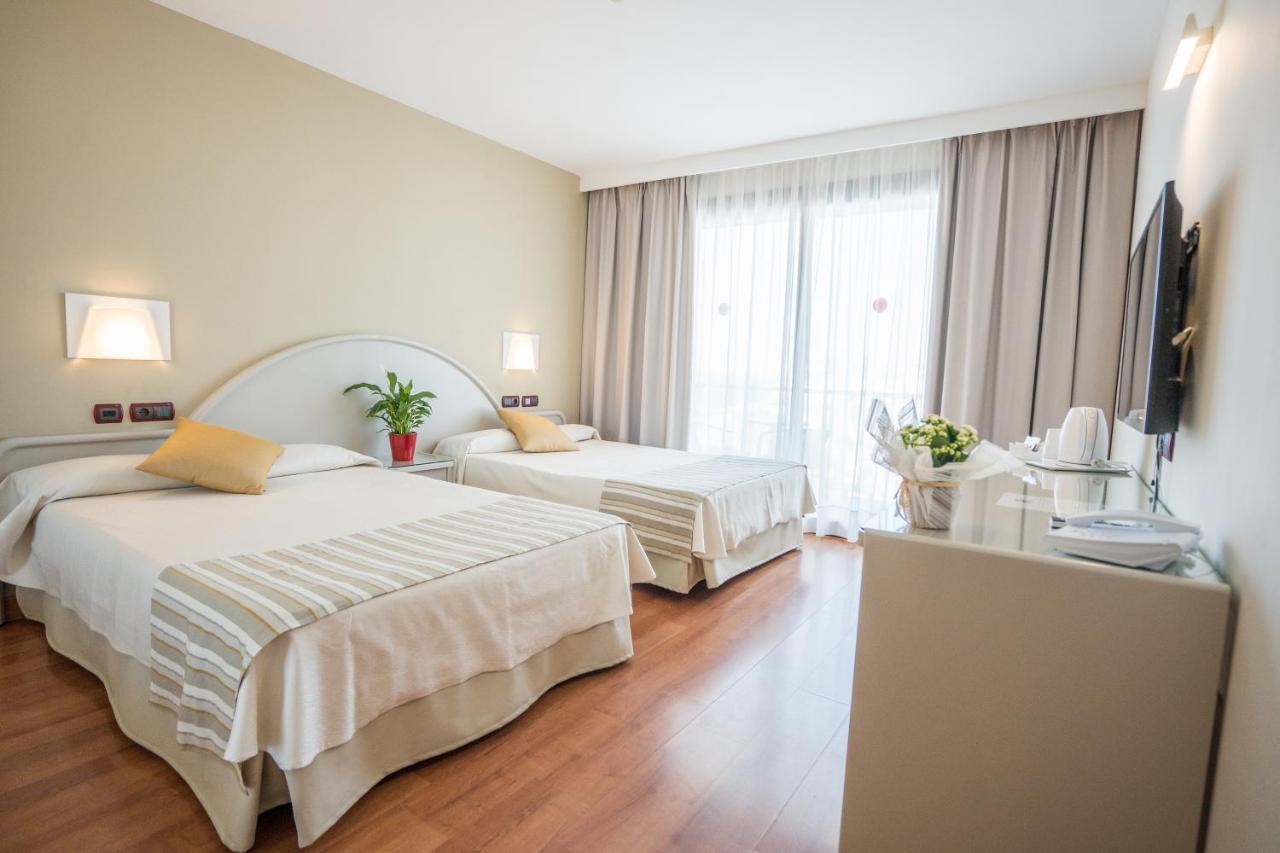 Family Room (2 Adults + 2 Children),1272617641:JPEG