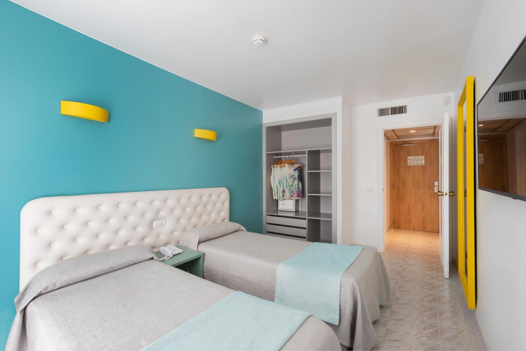 Junior Suite with Pool View,1121589603:JPEG