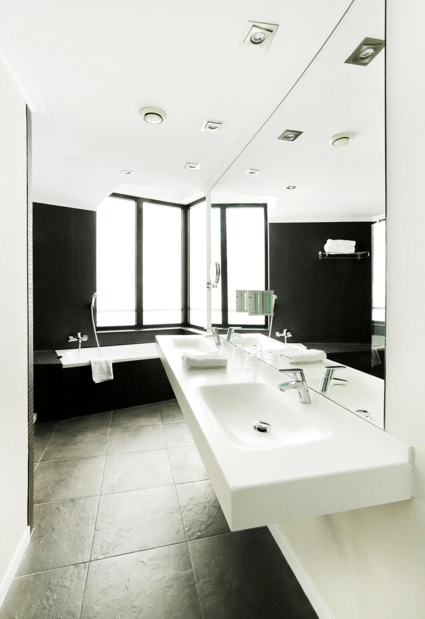 Family Room,1273129312:JPEG