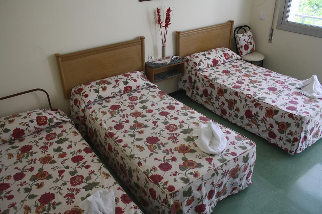 Doble Room with Extra Bed and Shared Bathroom