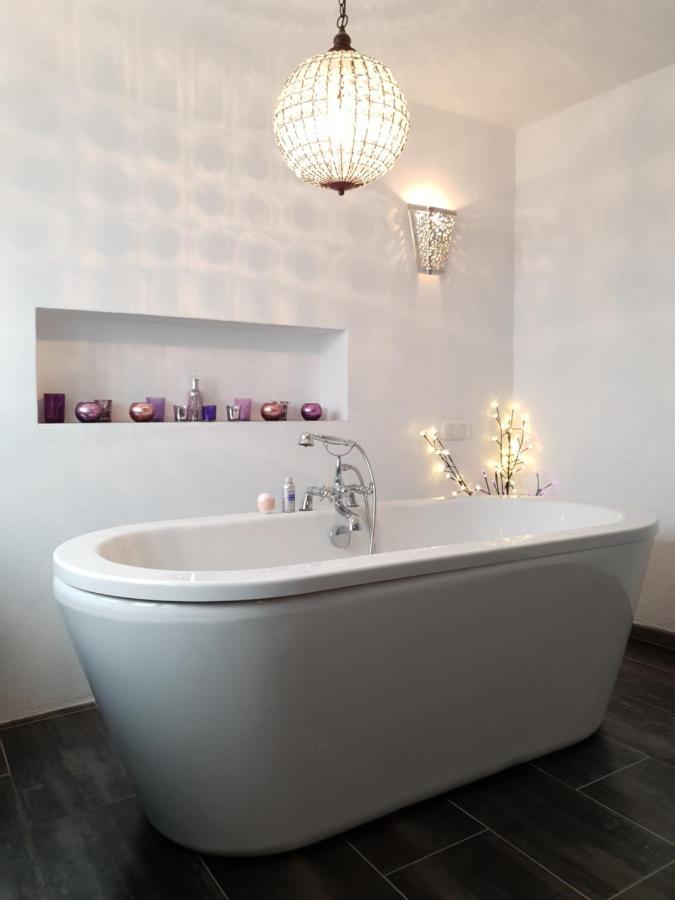 Deluxe Double Room Bath