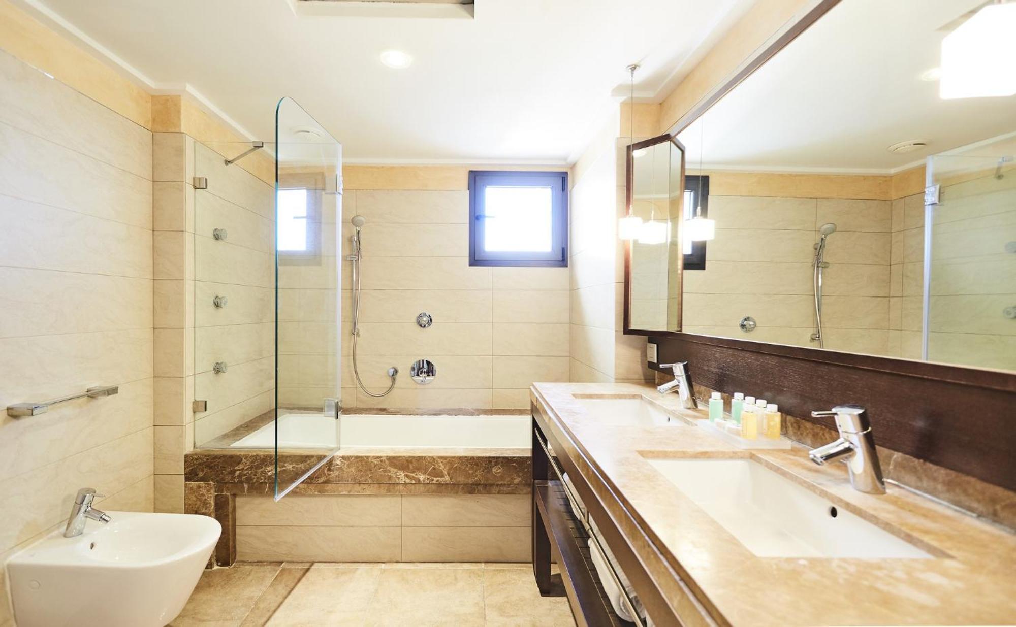 Deluxe Double Room with Sea View and Spa Access