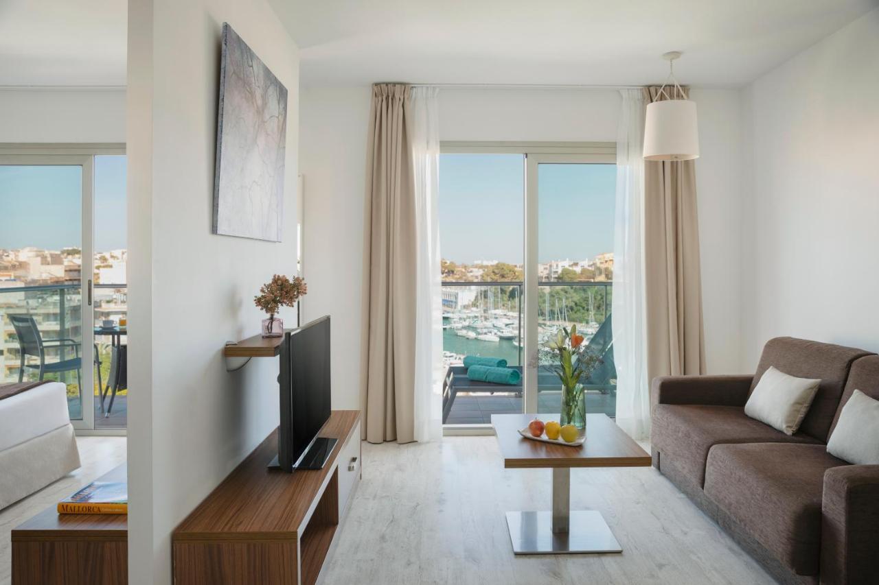 One-Bedroom Apartment Balcony Harbour View