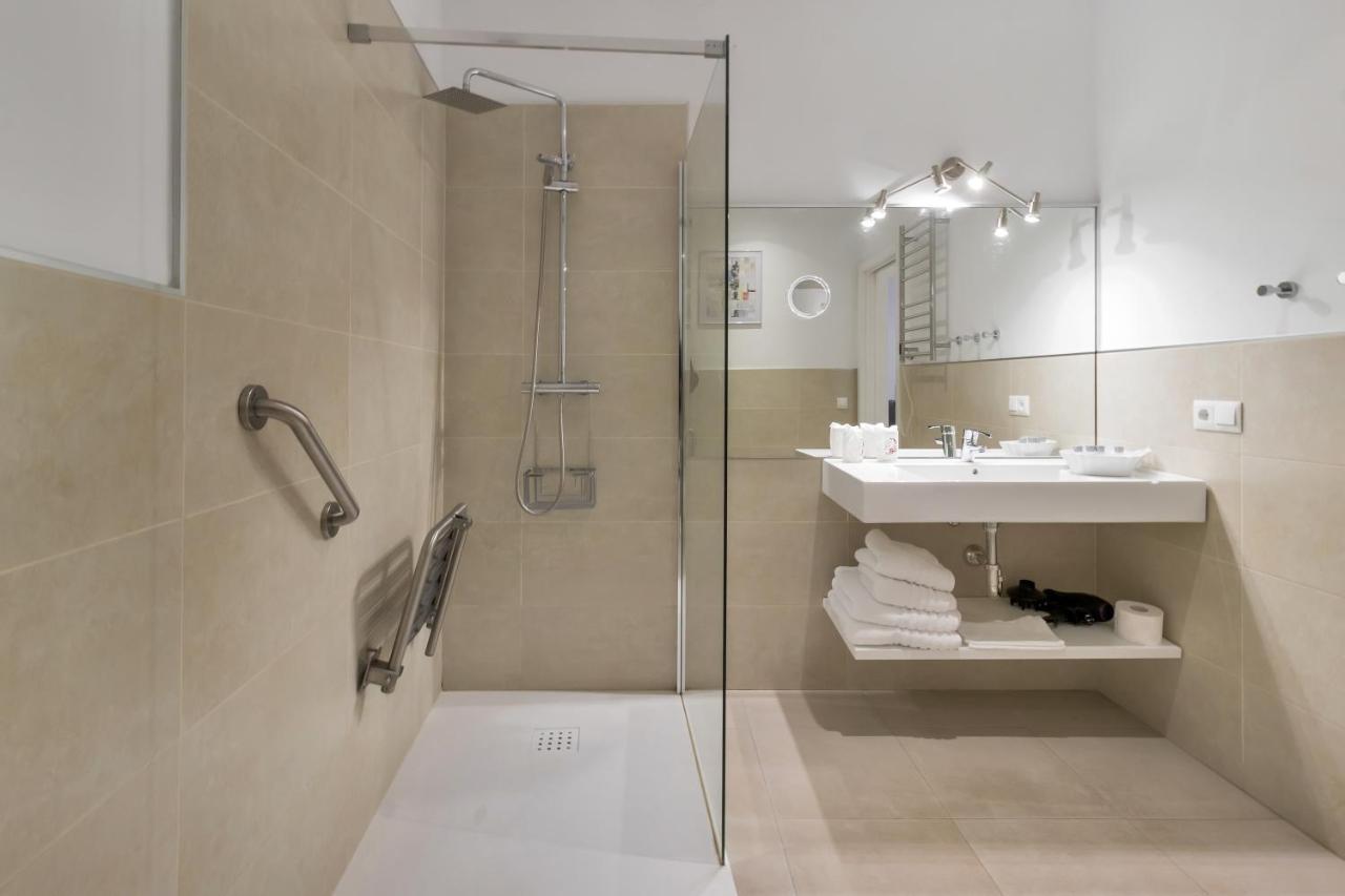 Tweepersoonskamer met 2 Aparte Bedden en Douche