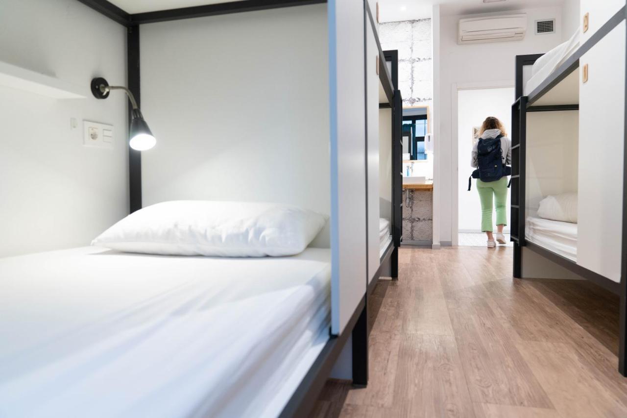 Bed in een Slaapzaal met 6 Bedden en een Eigen Badkamer