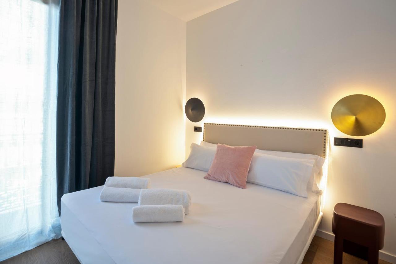 Tiny  Room with Balcony,1359026726:JPEG