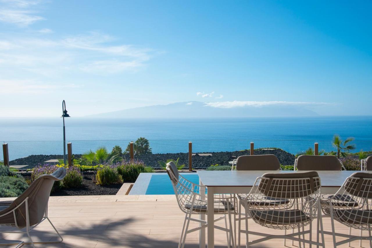 Villa de tres dormitorios con vistas al mar y piscina privada
