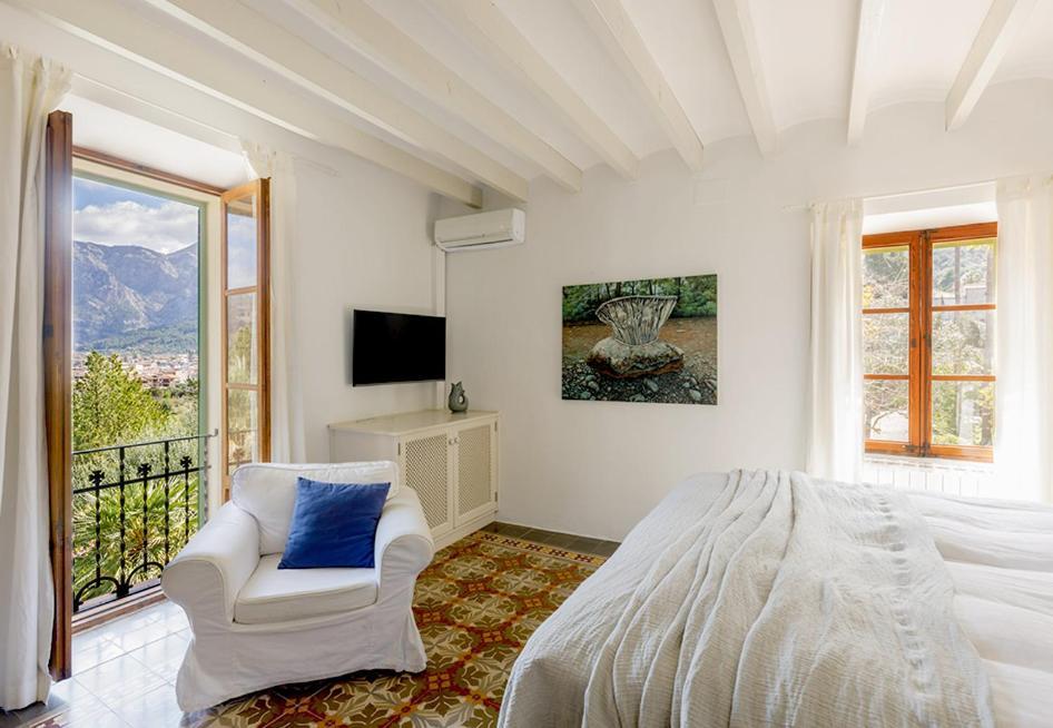 Zimmer mit Kingsize-Bett und Bergblick