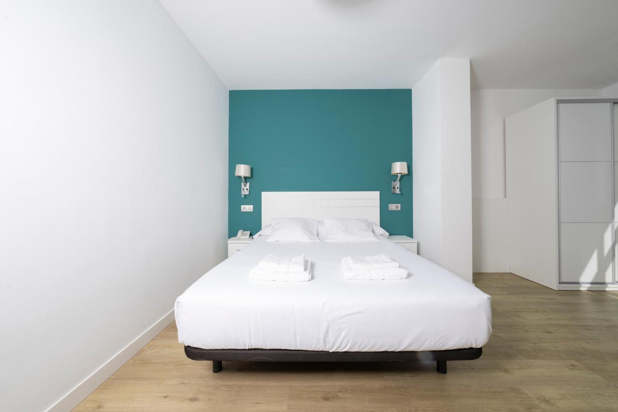 Habitación con cama grande y vistas al mar