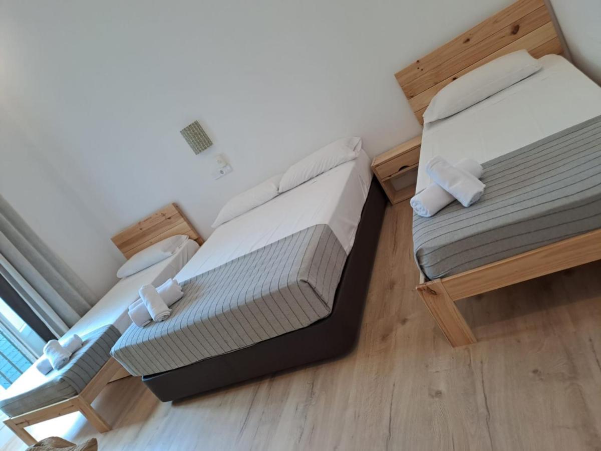 Τετράκλινο Δωμάτιο με Κοινόχρηστο Μπάνιο