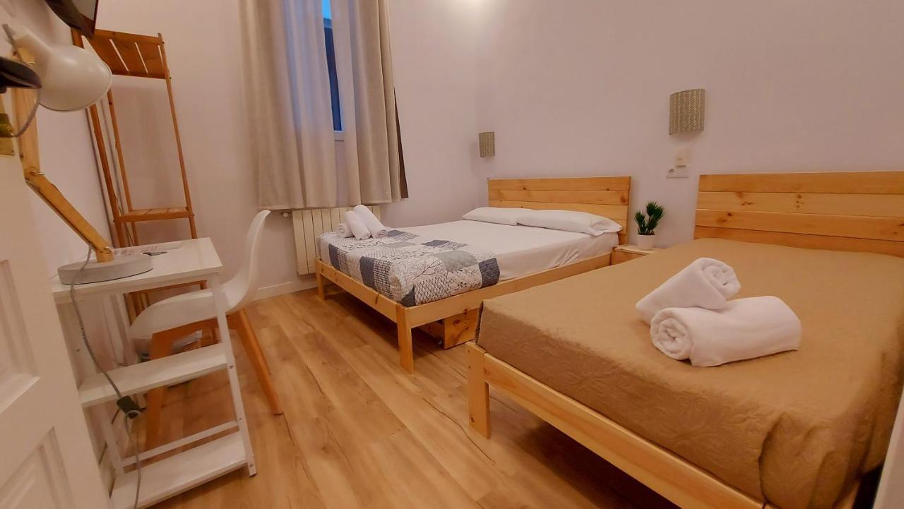 Economy Τρίκλινο Δωμάτιο με Κοινόχρηστο Μπάνιο