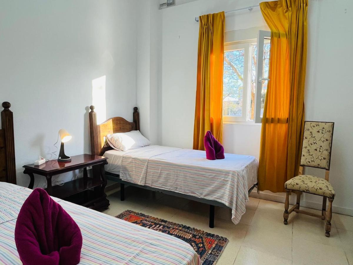 Chambre Lits Jumeaux avec Salle de Bains Commune