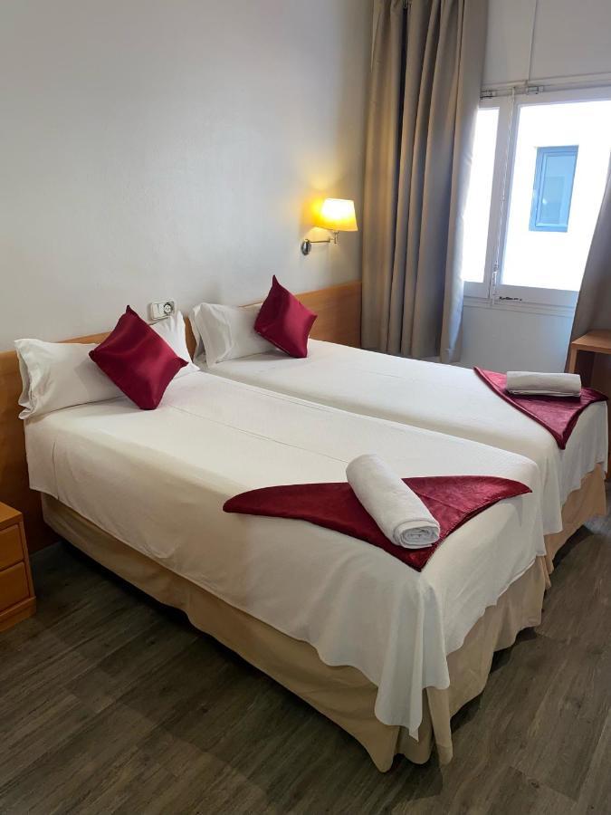 Twin Room,1742609444:JPEG